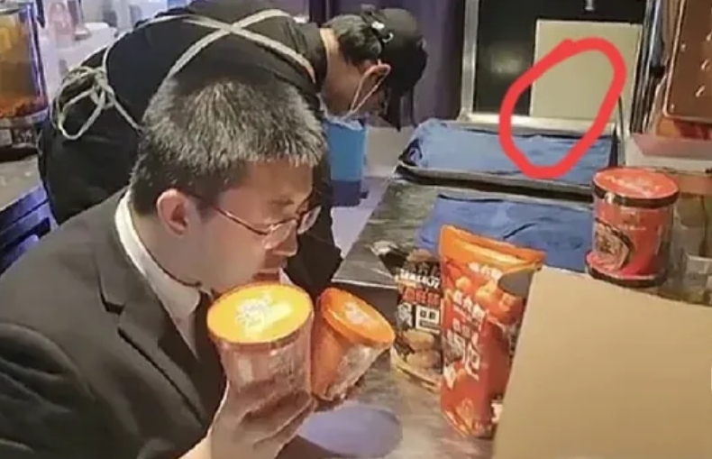 看看麻六记的员工为了保住饭碗有多拼，

小井原来是在茶水间直播，

看来是临时决