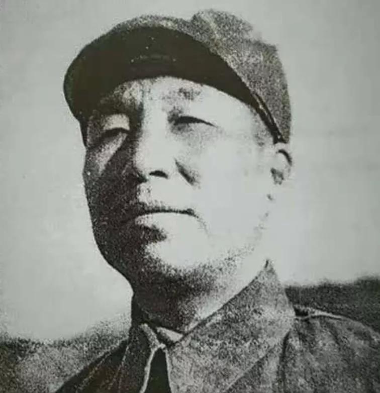 1988年，一农民正在地里干农活。村长突然气喘吁吁的跑过来：“别干了，快回去，你