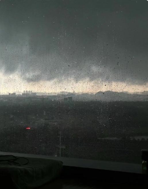 不知道哪个渣男一大早5点多对天发誓，嘈醒了我！

然后到了上班的时间点乌云盖顶下