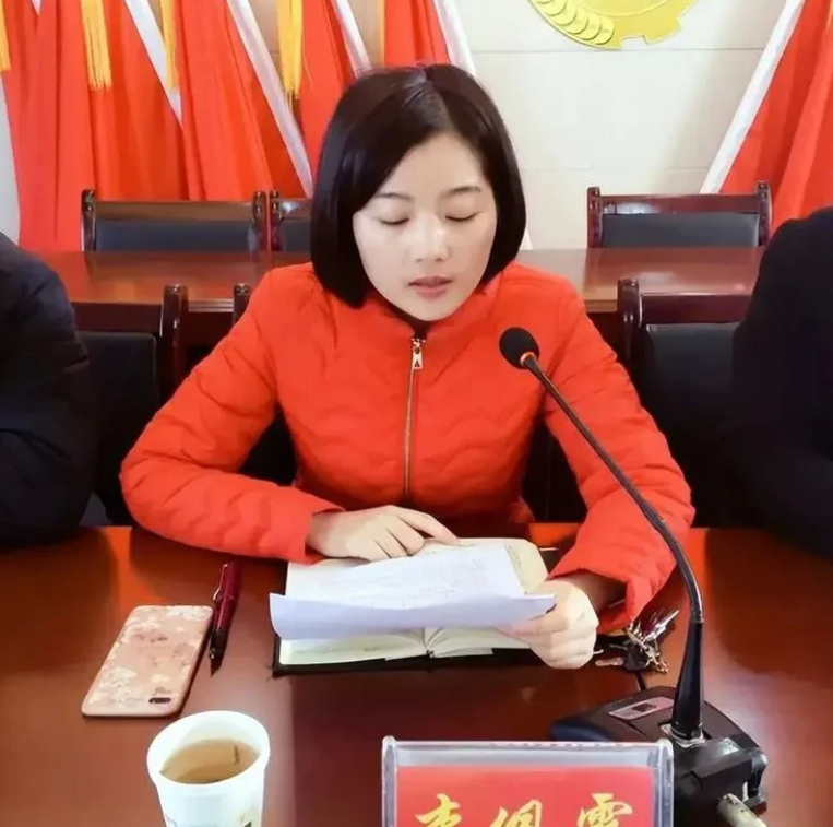 李佩霞案今日开庭，李佩霞，只是一个乡党委书记，但她的案件关注度却是万众瞩目。
