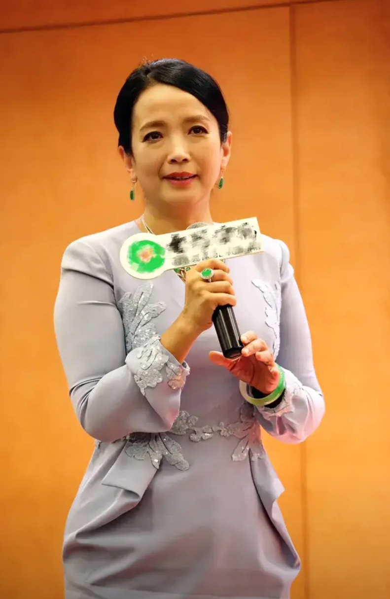 吕丽萍的三个丈夫分别是：

1. 张丰毅，56年，长沙人，毕业于北京电影学院，国