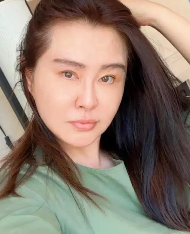 王祖贤真是当年的梦中情人，现在仍然很漂亮。
 
有人说那位人见人爱的女神不见了，