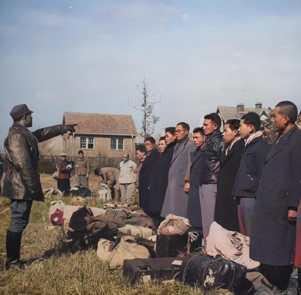 1945年11月，上海，一位国民政府的人员正在训斥遣返的日侨，镜头中从他的动作来