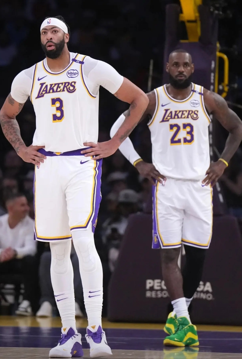 湖人球队现在到底厉害不厉害？

说他厉害
湖人现在只排在西部第7，胜率还没有到6