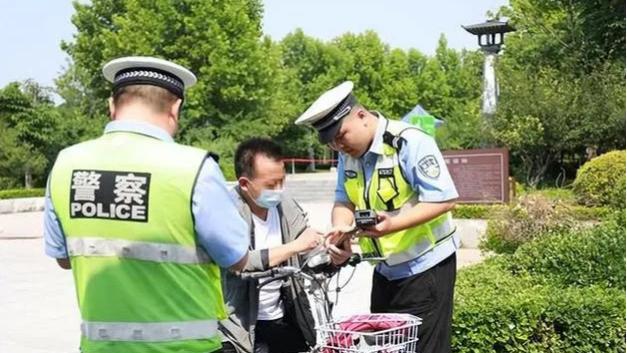 除了戴头盔，12月1日，电动车、三轮车上路迎来6个新要求！违者扣车罚款