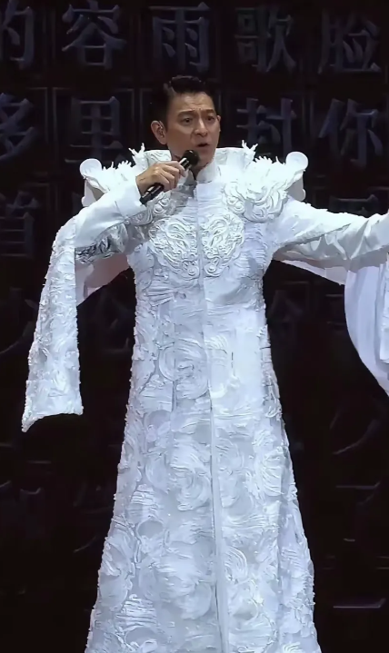 刘德华被央视点赞了！三重含义：

1. 刘德华一曲《中国人》，官媒点赞，这不是简