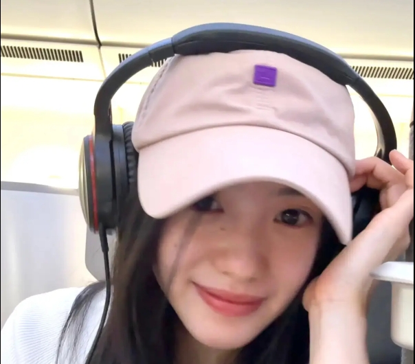  刘浩存对镜甜笑似清纯女大