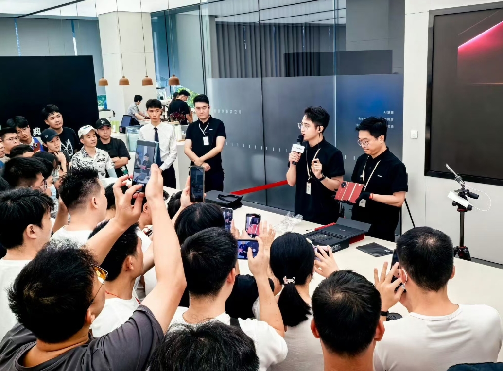 就在刚才，华为Mate XT 非凡大师开启了首销，线下非常热闹，人气很高，而线上