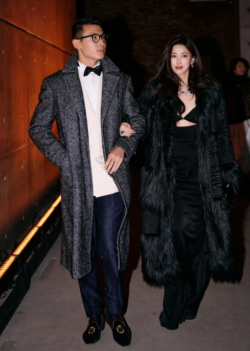 朱珠真的太绝啦！每次出场都能给人惊喜。她往那一站，那气场，自带女王范，霸气侧漏。