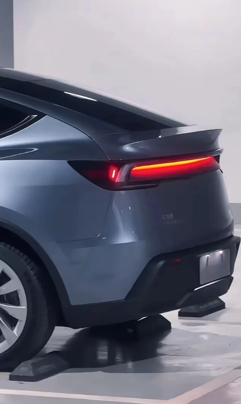 原来特斯拉的贯穿式灯不是普通的灯！这是一种新的自研漫反射贯穿式灯，特斯拉是所有新