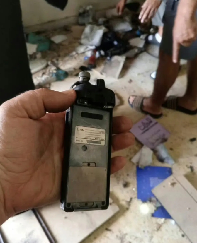 黎巴嫩多处发生连环爆炸，无辜平民深受其害。一名骑电动车的男子腰部被炸伤，当场昏迷