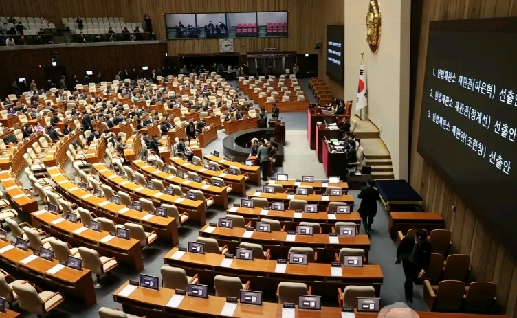 韩国执政党故伎重演，再次用拒绝参会的行动，企图阻挠国会通过3名宪法法院提名案，但