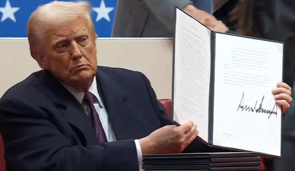 彻底杠上了！刚刚上任的美国总统特朗普立即在白宫签署行政令，宣布将从2月1日起对从