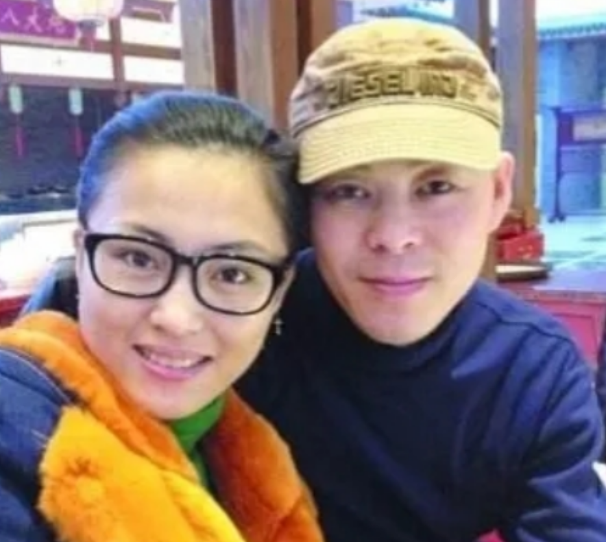 2001年，一对青年男女想拜赵本山为师，两人表演完二人转后，赵本山觉得没有亮点，