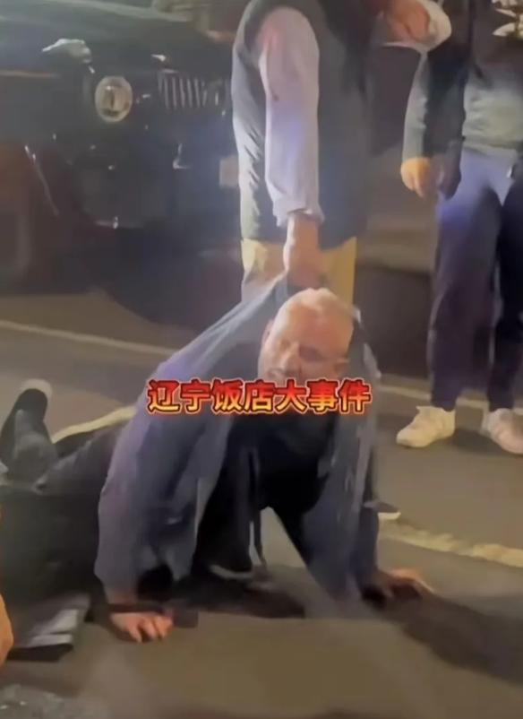 10月27日，纽约，两个外国人想在一家中餐馆里"顺手牵羊"，没想到这两个倒霉蛋被