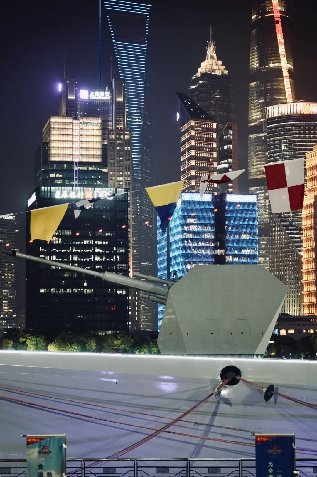 感受一下外滩一线夜景下的钢铁巨舰
实物真的巨大，泊在港口上高出岸的部分都有好几层