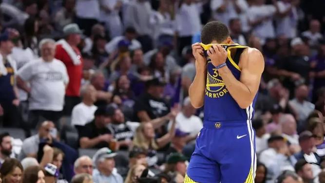 勇士巨星库里真是太让人感到痛心了，他在今天勇士和国王季前赛的上半场比赛中表现的异