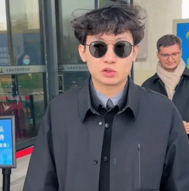 马库斯留在东方大国的原因有三：

第一，马库斯在网络上遭遇网暴，甚至死亡威胁。他