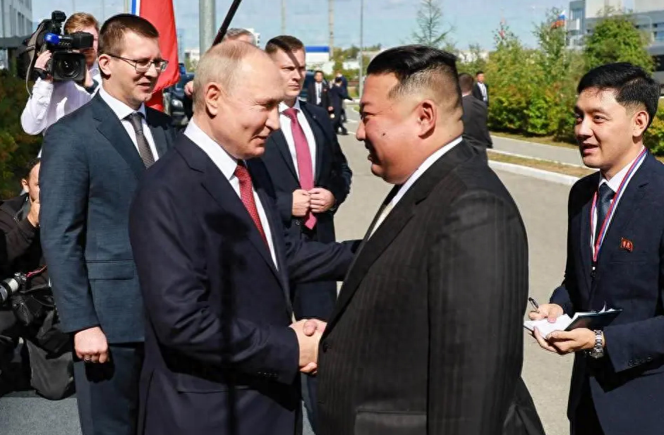 在朝鲜建国76周年的喜庆日子里，中国和俄罗斯都向金正恩送上了诚挚的祝福。但令人瞩