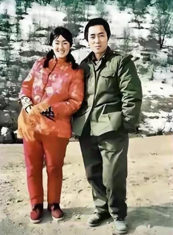 我敢打赌这是巩俐最不想
让别人看到的一张照片了
乍一看就像是两个公社社员
刚刚从