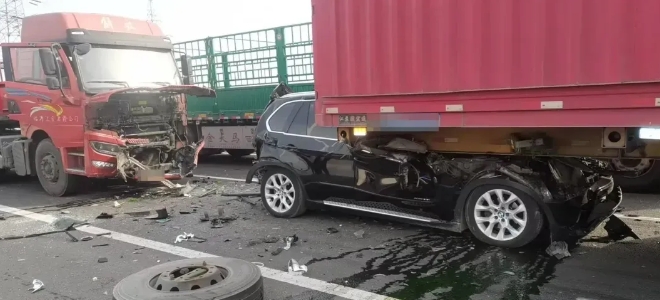 最命大的车祸驾驶员。

       龚先生称：“后面的大货车一次性把我撞进了货