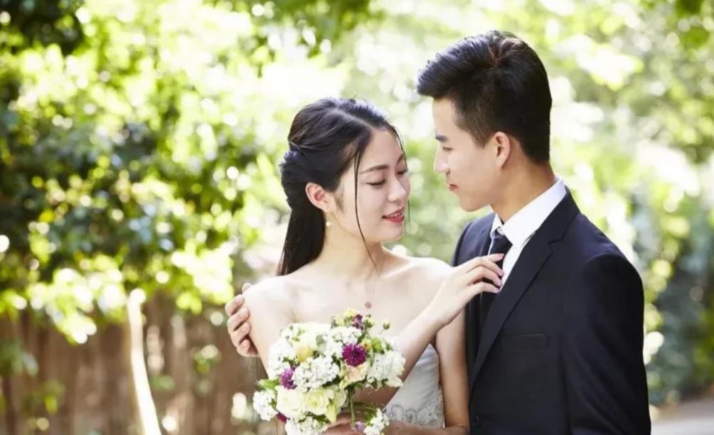 山东青岛，男子有3个儿子，小儿子结婚后，男子送给3个儿媳每人一辆奔驰车。万万没想