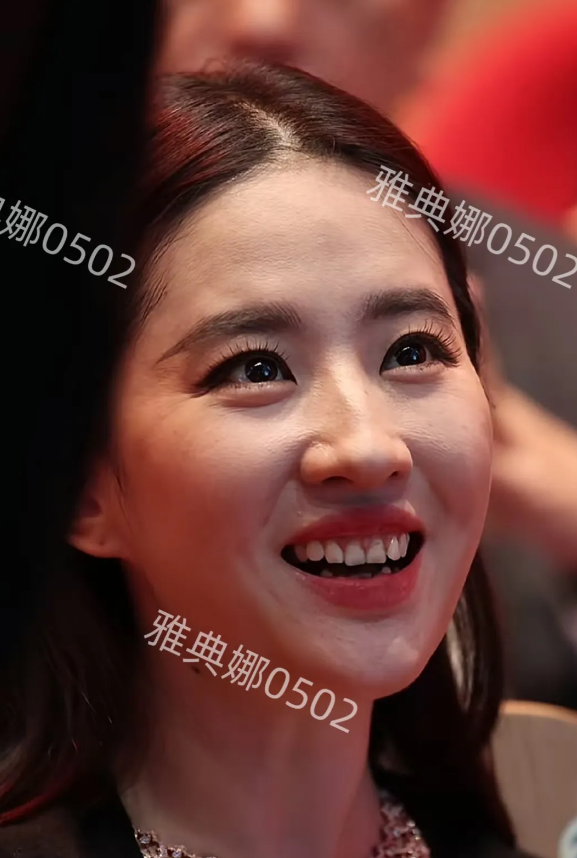 37岁的刘亦菲是真的老了，怼脸拍已经扛不住镜头了，厚厚的粉底盖不住皱纹和毛孔，一