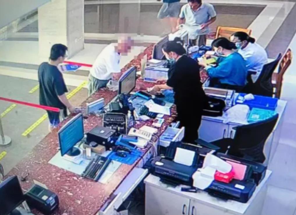 “这个小伙火了！”浙江湖州，大爷给老伴儿挂急诊，身上钱不够急得团团转。身后的小伙