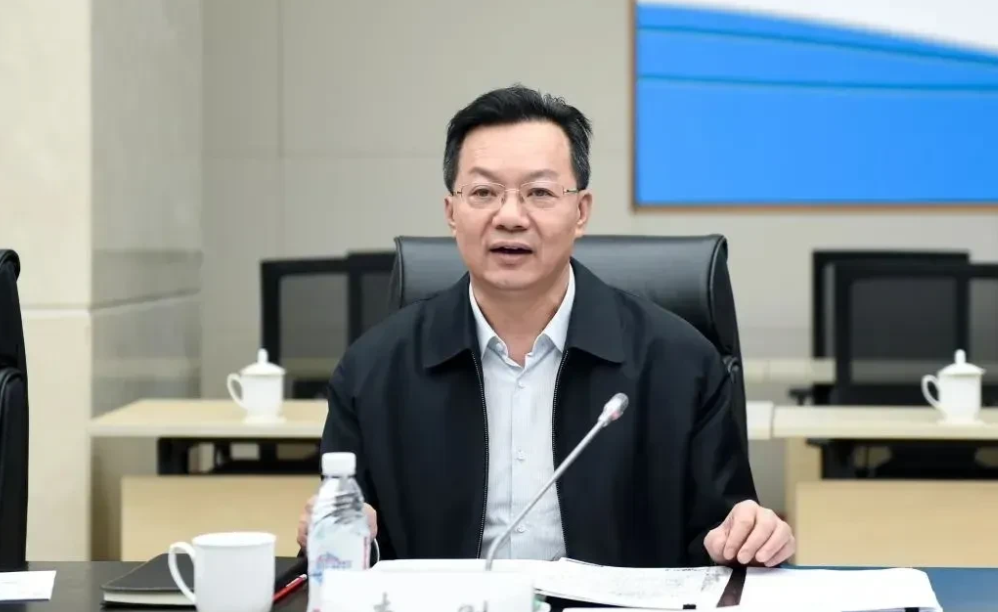 翻看中组部纪检组长李刚的仕途履历你会发现，从担任县长开始，到他升任副省长之前，他