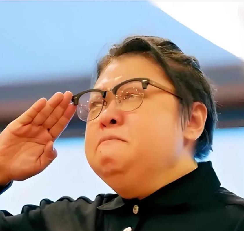 韩红问一唱歌的相声演员：“我问点行话，拜了谁的师傅？”选手：“我先生李金斗。”韩