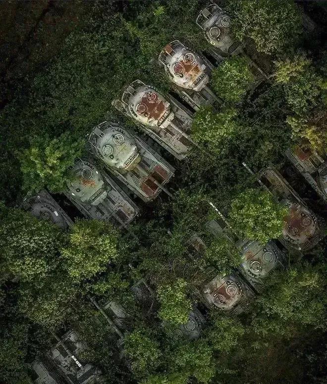 当乌克兰的无人机操作员驾驶着无人机飞临俄军阵地时，他们的眼前展现了一幅令人震惊的