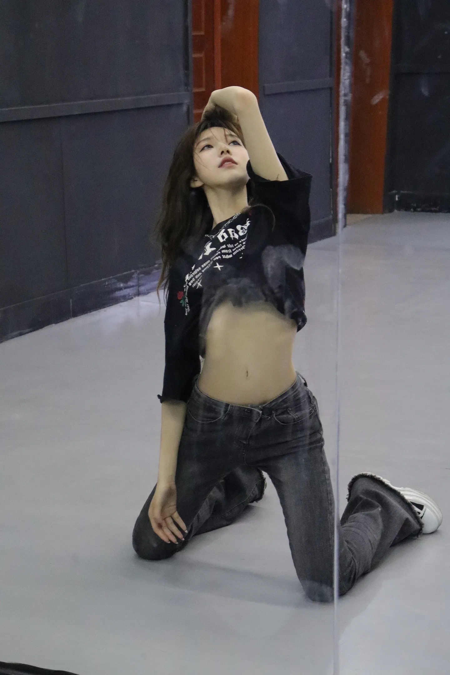 昨晚我的男性好友约我去郊外野营，我们在野外的树丛中进行了亲密行为。尽管有些紧张，