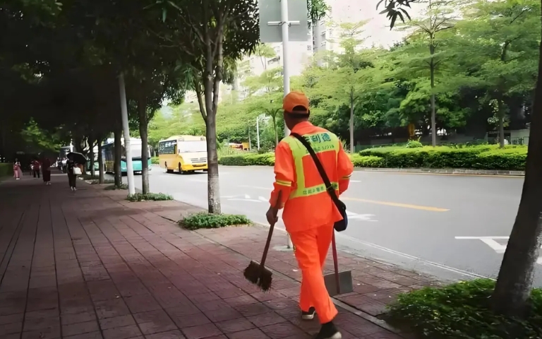 糟心！浙江一女子，买了新房，正在装修，不料，一个陌生老人进房子里捡纸壳，却掉进地