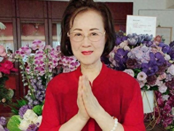 琼瑶生时如火花轰轰烈烈，死时翩然而去，潇潇洒洒。
 
现在我们生活在这个物欲横流