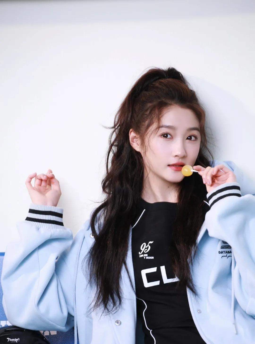 鹿晗和关晓彤的感情状况一直是大众关注的焦点。他们恋爱八年，曾经很甜蜜。但现在被传