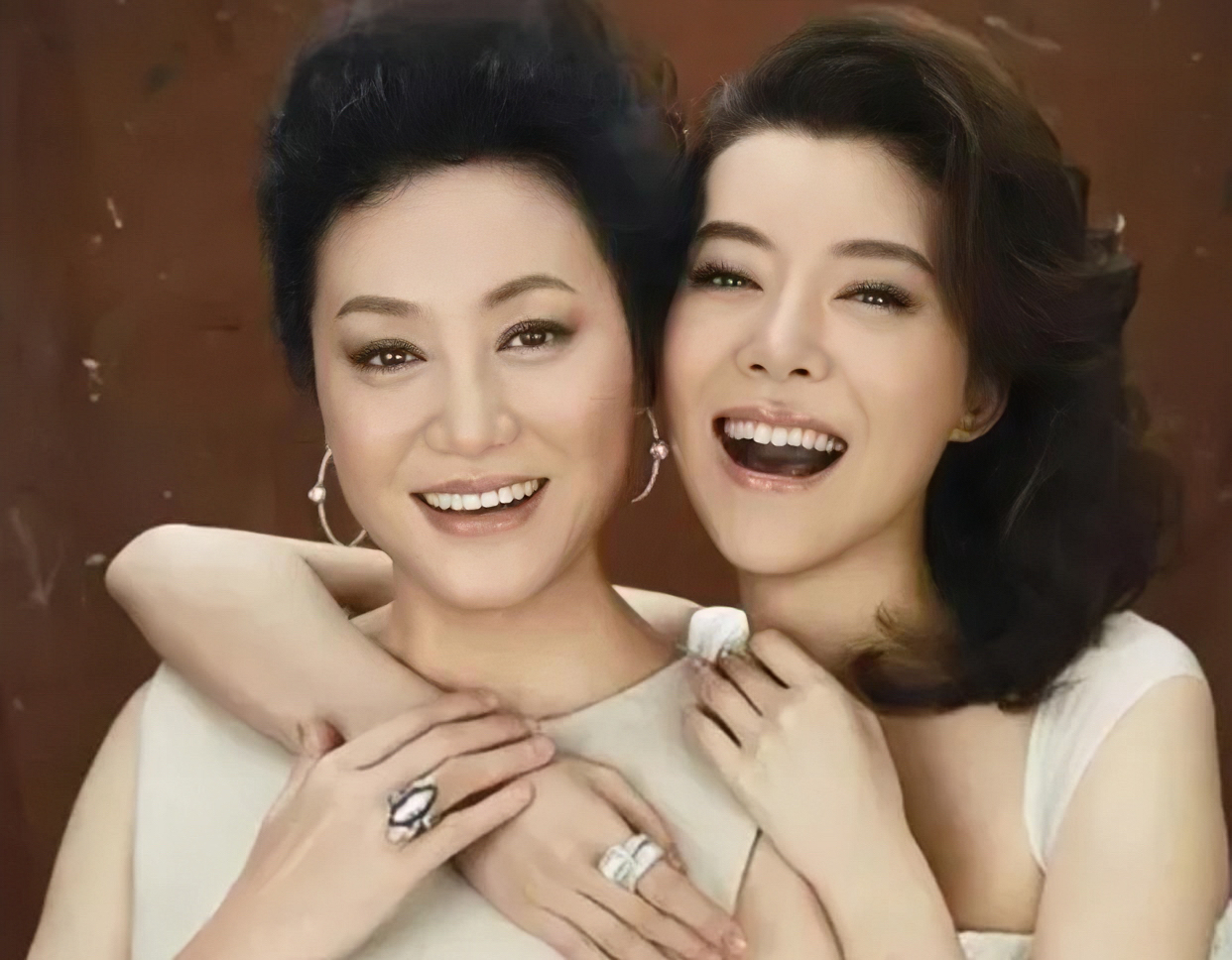 早年间王丽云拍了不少戏，如今却也开始迈入直播带货的行列。她的直播间同时在线2万人