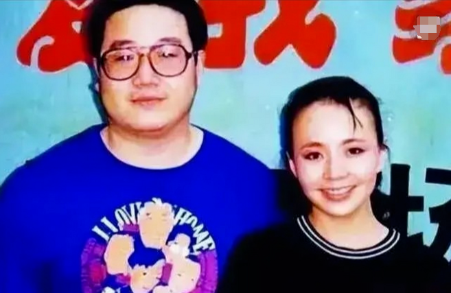 宋丹丹给丈夫英达打电话：“别人都说你和梁欢好上了，是真的吗？”英达坚定的说：“怎