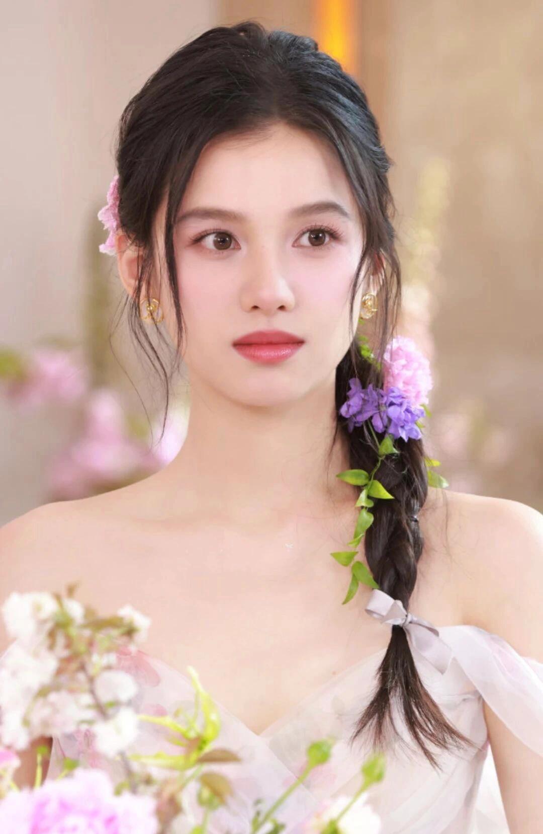 张婧仪——脱俗而淡雅