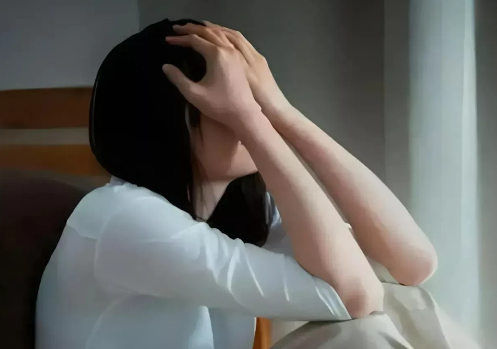 福建厦门，榜一大哥约女主播在农场打球，情到深处，两人在农场休息室突破了底线，发生