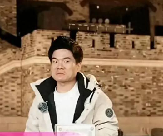 如果简单把董宇辉定义为单纯的网红，其实是忽略了他带给这个社会正面的引导性，作为一