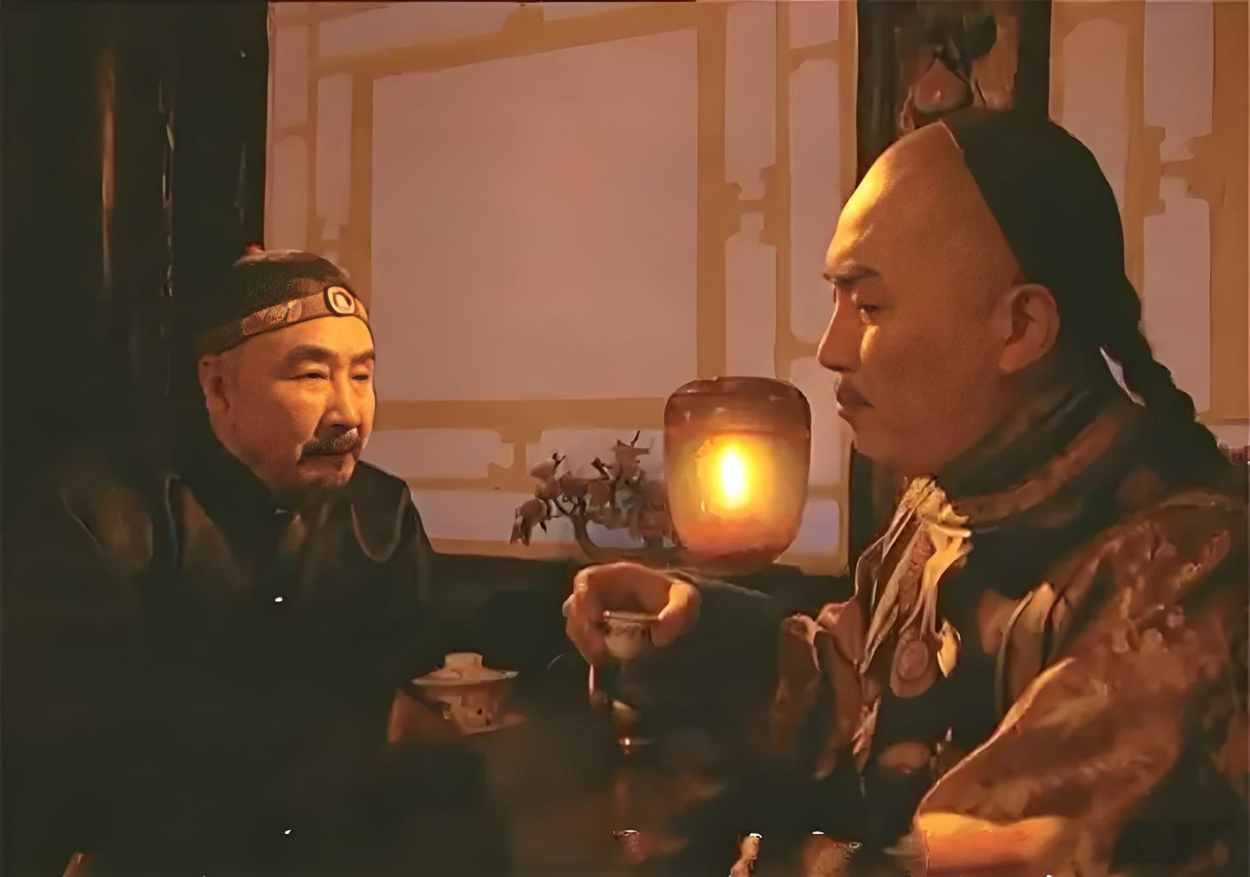 1997年，《雍正王朝》临近开拍，主角张丰毅却突然说不演了，没办法，导演只好临时
