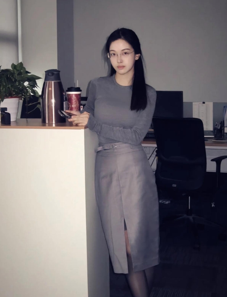 我刚来公司发现我师傅好美呀！我该怎么办？！哈哈哈哈 [大笑][大笑][大笑][大