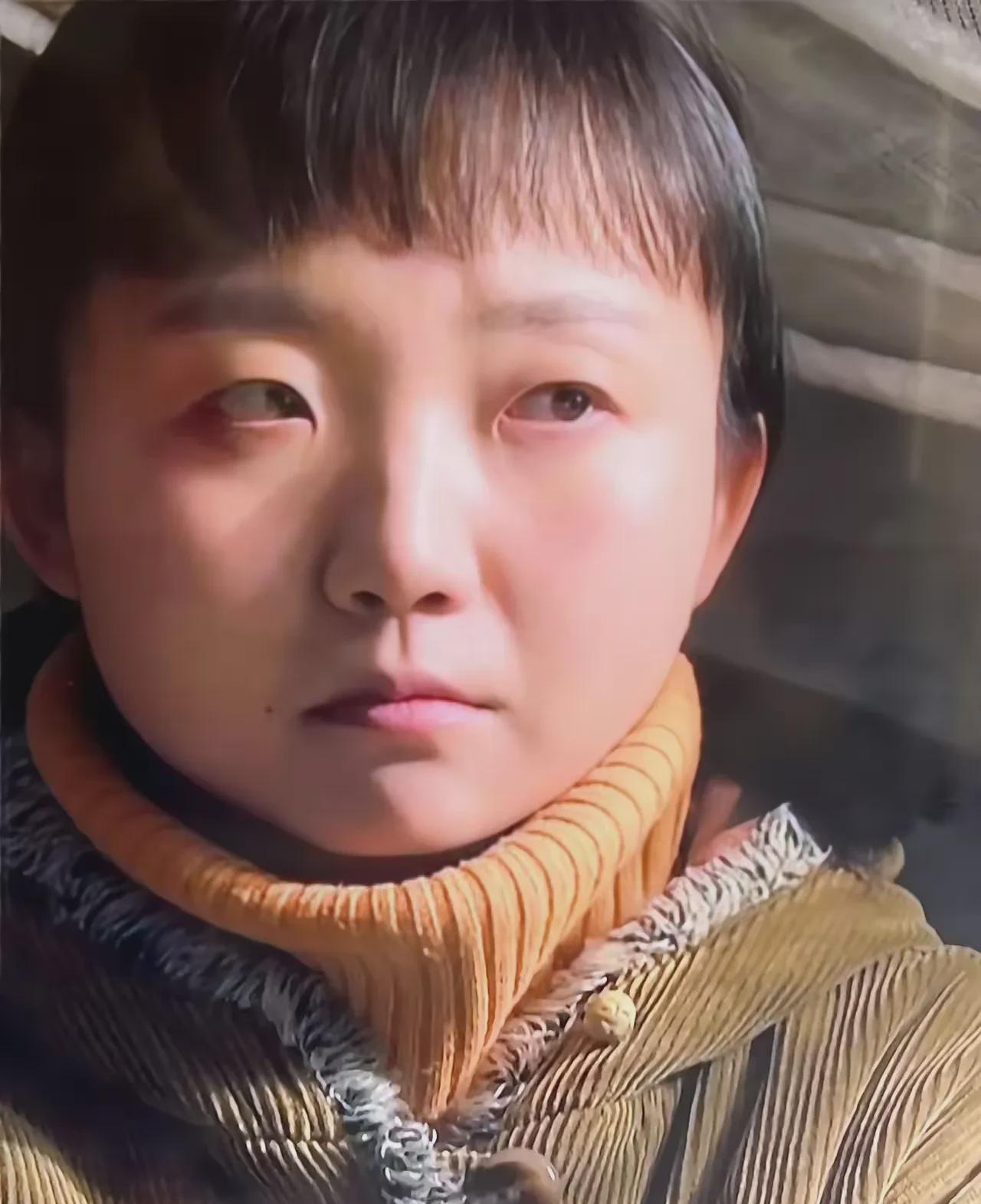  
 
 
最近追了两部辣目洋子的戏。《迎风的青春》里她演教务主任，职业装一穿头