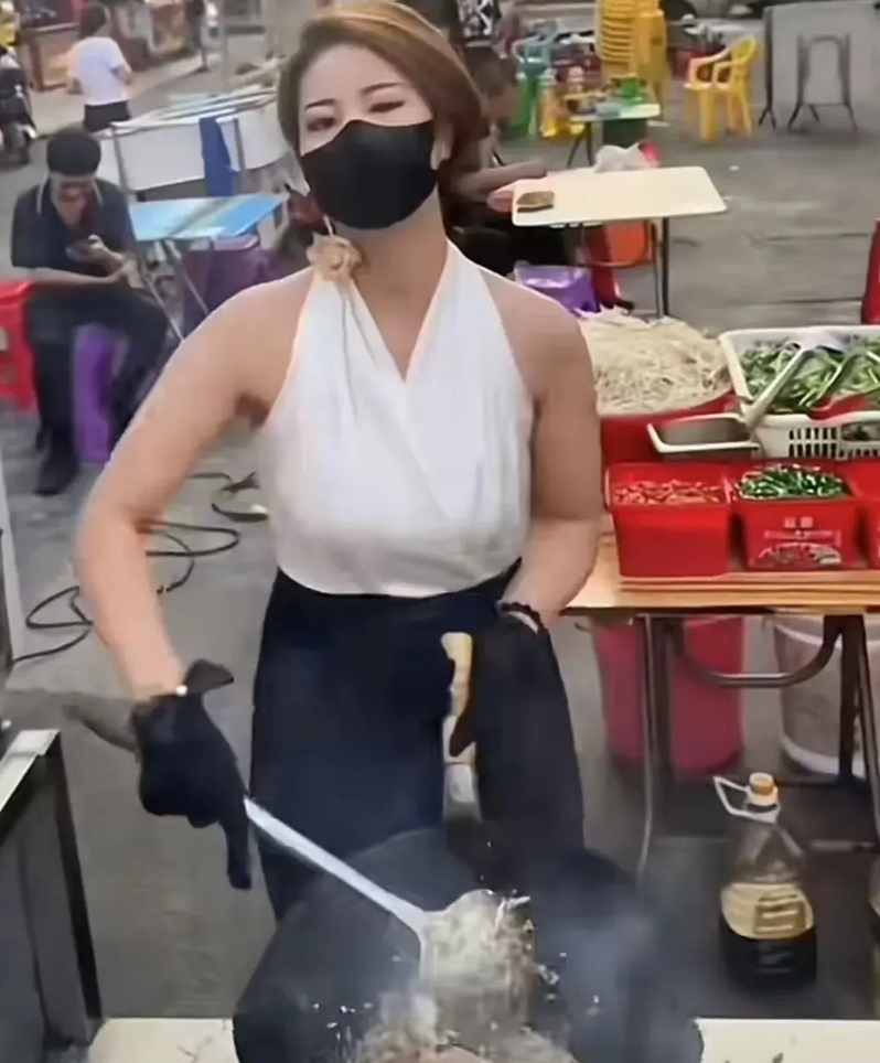 有人说，东莞炒粉姐最大的失策，或是失误，就是摘下了口罩，某深以为然。

​没摘口