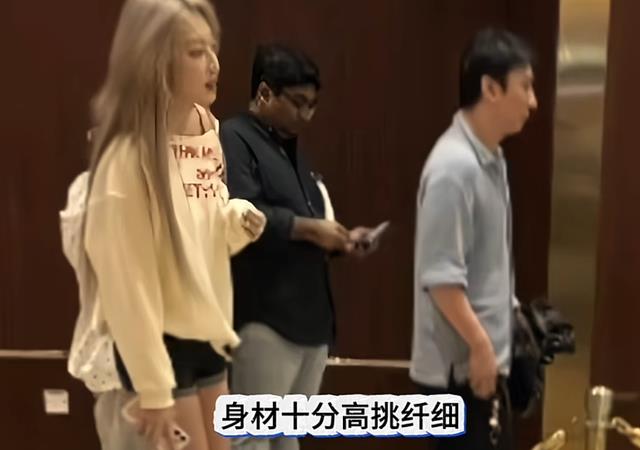 王思聪新加坡被偶遇，大肚油头还有精神小妹作陪，网友：眼光真差（王思聪新爆料）-第14张图片-九妖电影