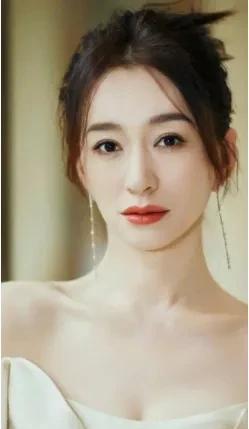 大家有没有注意到，
李小冉和王丽坤长得像就算了，
两个人还有好多相似点。
两个人