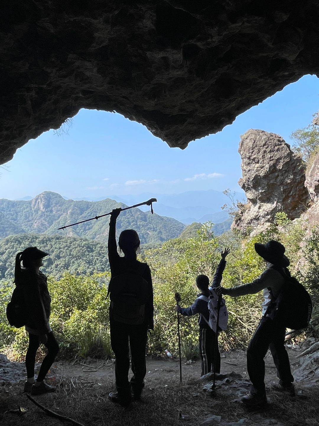 想入坑徒步，但一个人不敢上路怎么办？
.
我的答案是：
不要拉朋友上路，要在路上