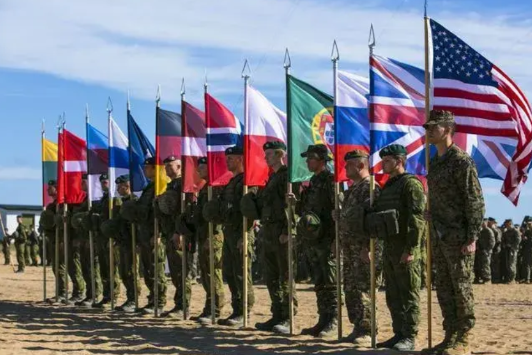 英国现役陆军一共七万五千人，法国十四万人，德国六万三千人。欧盟现在所有国家兵力加