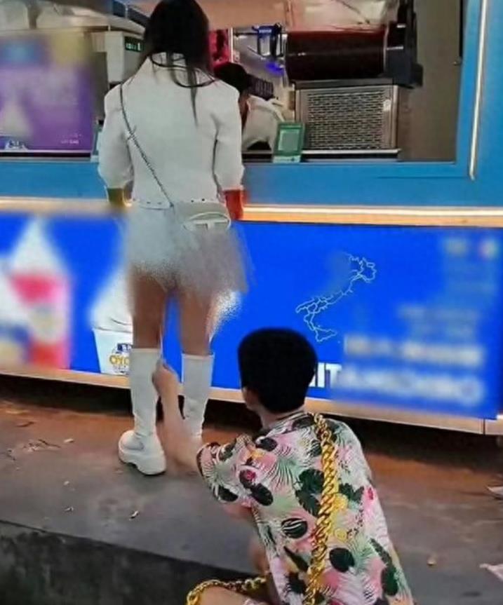 低俗网红祁天道被拘！这种人有4000万粉丝？？？
 
像这种低俗恶劣行为的人，就