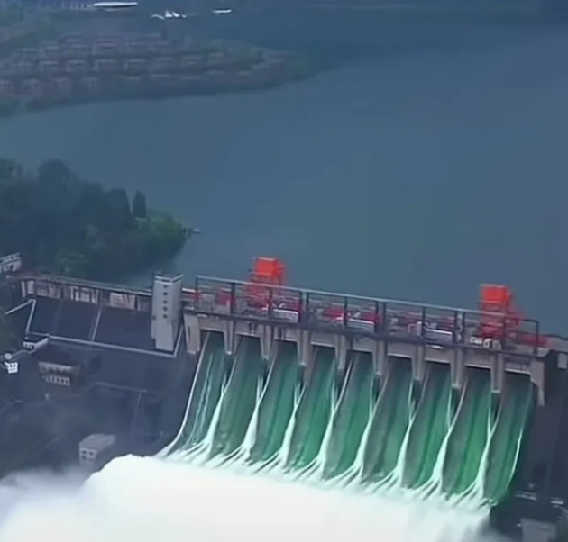 新安江水库开八孔泄洪，为什么不提前就开始放水？

如果再下几天雨估计要开9孔，2